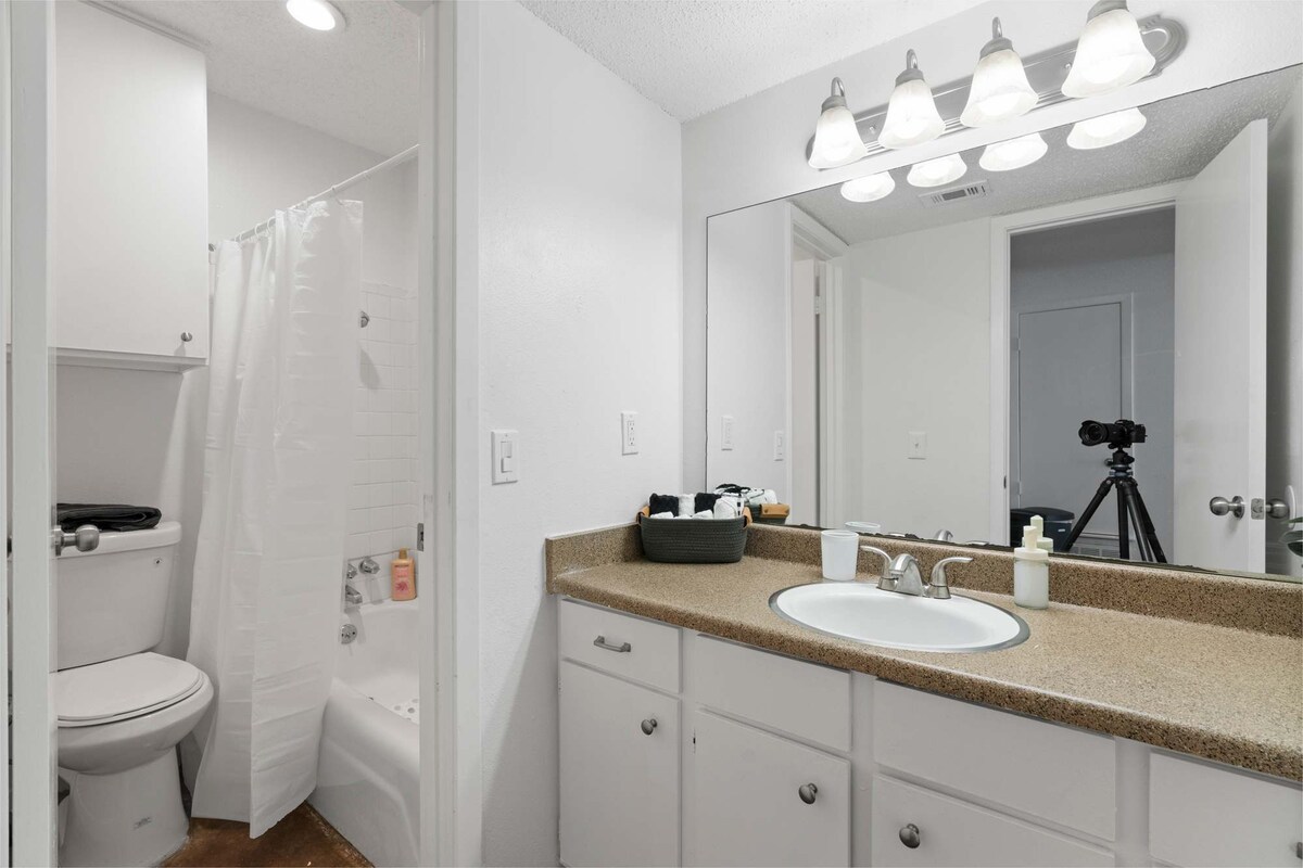 SOCO Downtown 1BDR | Perfect Location| Free Pkg
