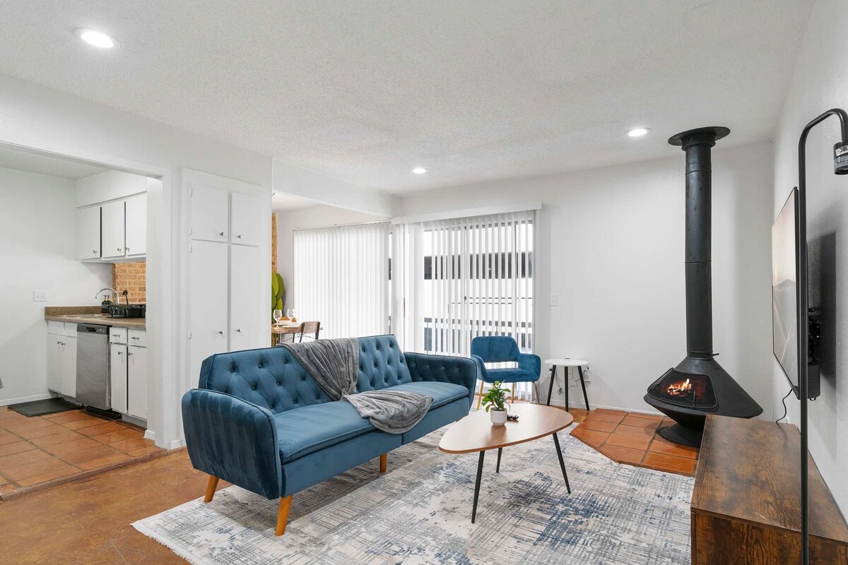 SOCO Downtown 1BDR | Perfect Location| Free Pkg