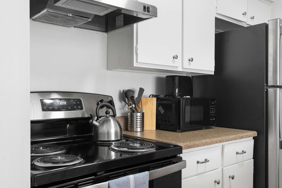 SOCO Downtown 1BDR | Perfect Location| Free Pkg