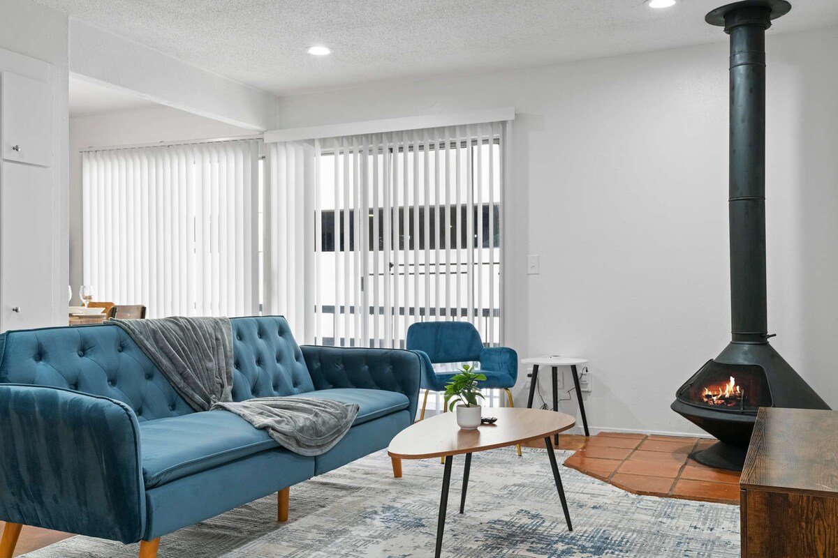 SOCO Downtown 1BDR | Perfect Location| Free Pkg