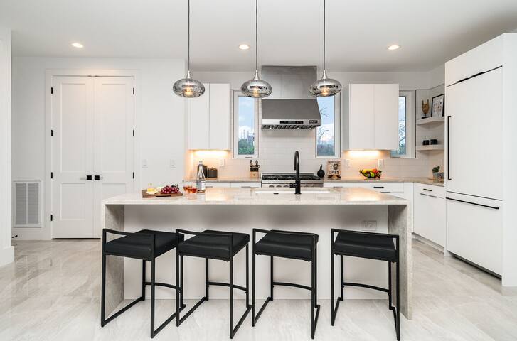 High Note-2 Rooftop Decks-3 Mins to Broadway gallery image 3