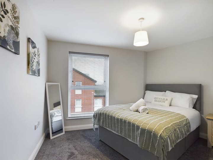 Užite si pokojný nočný spánok v tejto pohodlnej spálni s mäkkou posteľnou bielizňou pre dokonalý oddych.