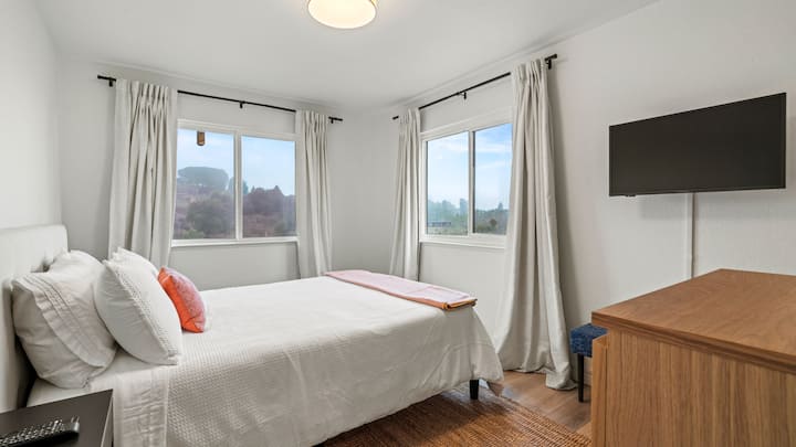 Dormitorio en el nivel de entrada con impresionantes vistas. Está equipado con TV y ofrece un lugar perfecto para descansar. 