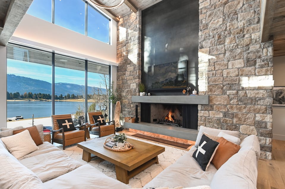 A lakefront lodge on Lake Cascade, Donnelly, Idaho, United States, photo 5 of 10