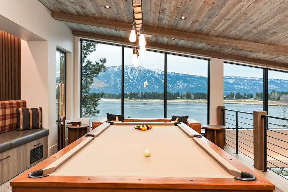 A lakefront lodge on Lake Cascade, Donnelly, Idaho, United States, photo 7 of 10
