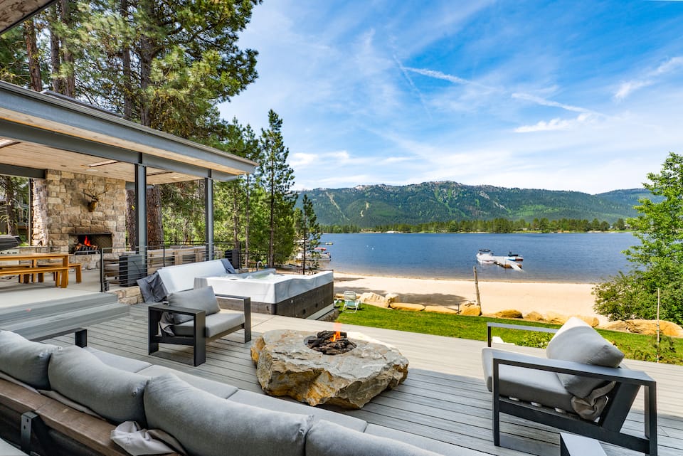 A lakefront lodge on Lake Cascade, Donnelly, Idaho, United States, photo 4 of 10