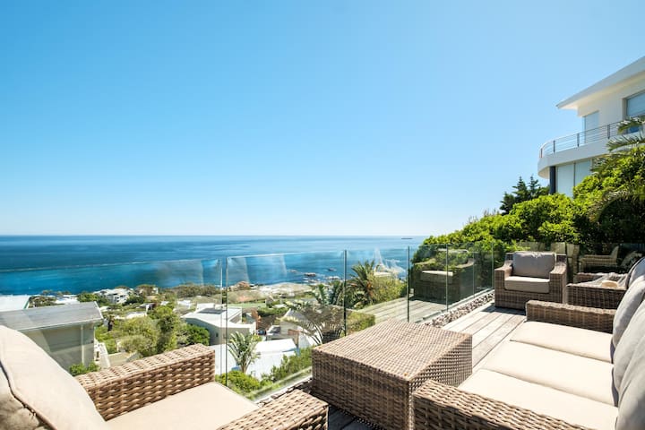 Stylish Camps Bay Home with Sea Views Beleza Villa