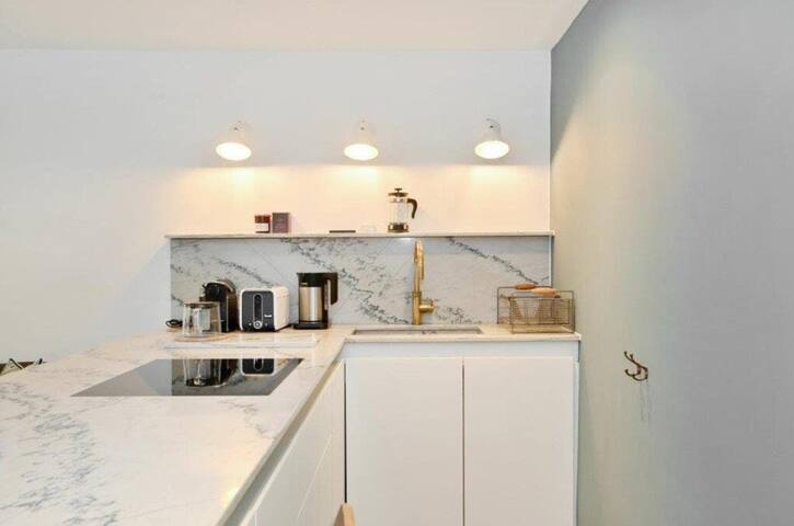 Chic 2 bed escape in Notting Hill gallery image 3