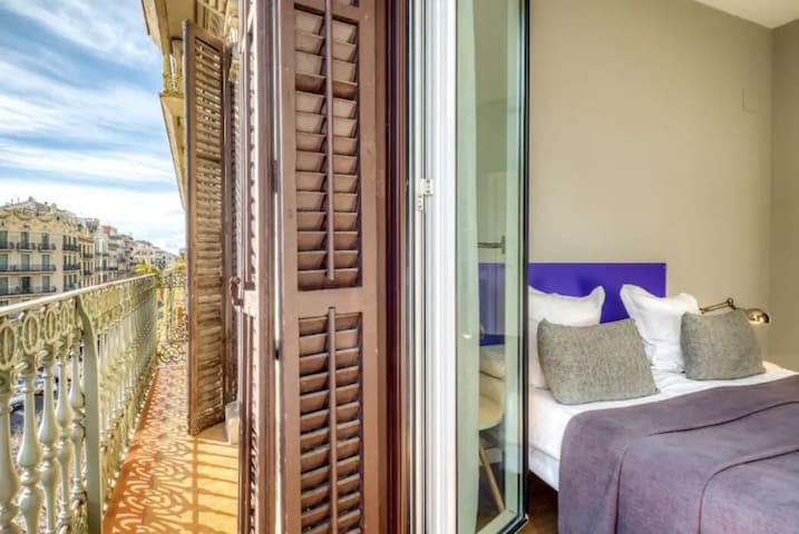 Paseo de Gracia 4-bed 4-bath apartment