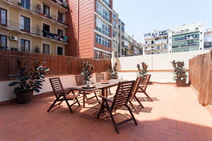 Private Terrace 4-bedroom apartment in Eixample