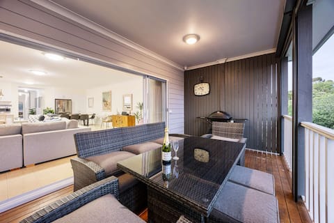Top Airbnb: Rosey's Cottage | 600m to Beach & Mountain Views in Rosebud
