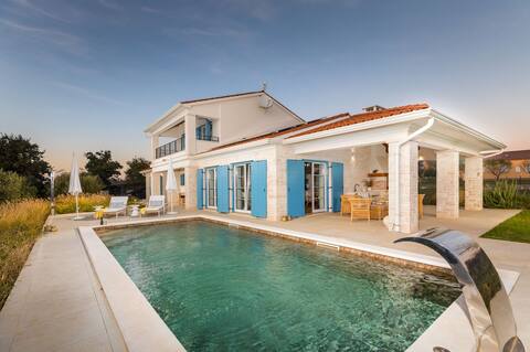 Villa Olive Paradise I by Villsy