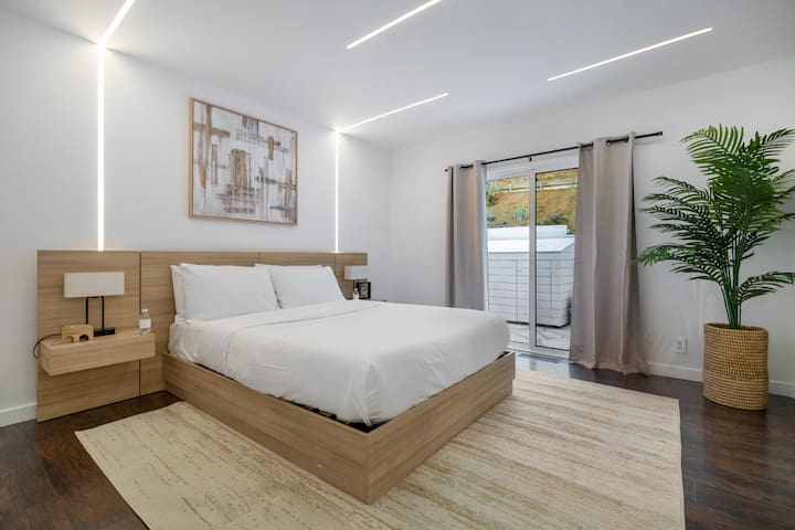 Mid-Century Elegance & Gorgeous Canyon Views gallery image 3