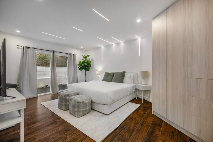 Mid-Century Elegance & Gorgeous Canyon Views gallery image 5