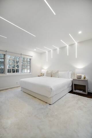 Mid-Century Elegance & Gorgeous Canyon Views gallery image 2