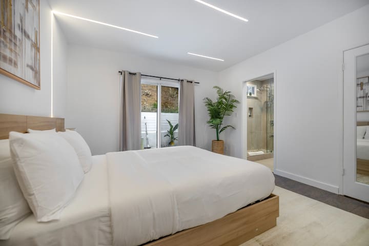 Mid-Century Elegance & Gorgeous Canyon Views gallery image 4