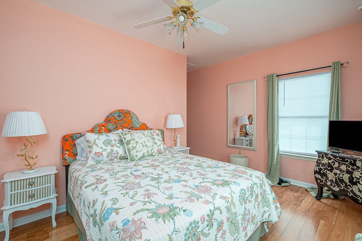 סוויטה ראשית משנית עם מיטת קווין סייז.