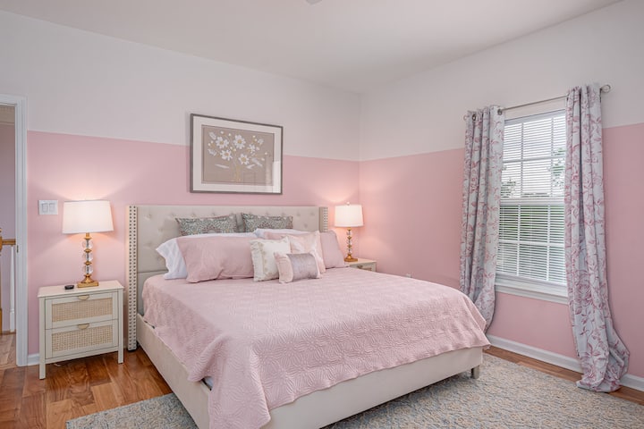 מיטת קינג סייז בחדר השינה הראשי.