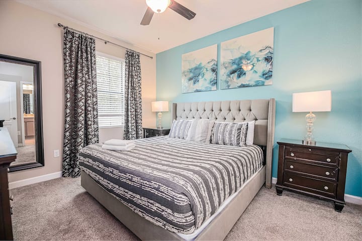 Uronite u udobnost u ovoj sofisticiranoj spavaćoj sobi s elegantnim detaljima i plišanim bračnim krevetom.