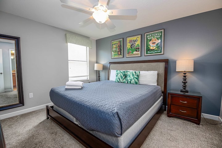 Spavajte u ovoj udobnoj spavaćoj sobi s bračnim krevetom, atraktivnom posteljinom i šarmantnim ukrasima.