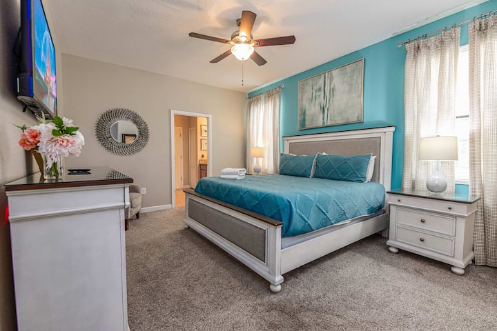 Odmorite se u miru u ovoj mirnoj spavaćoj sobi s bračnim krevetom i umirujućim uređenjem.