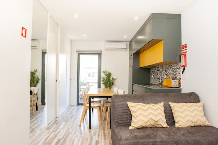 Hostwise - Charming Urban Flat W/ Balcony - Madalena