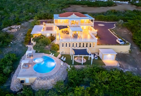 Villa in Coral Estate with pool & hot tub
