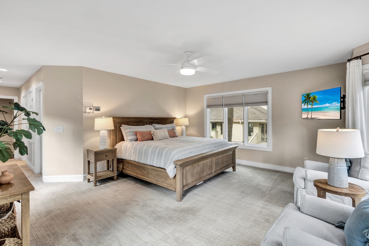 Chumba cha kwanza cha kulala: Kitanda aina ya King, runinga, eneo la kukaa, kabati la kuingia, bafu la chumbani lenye bafu la kuingia na ubatili mara mbili