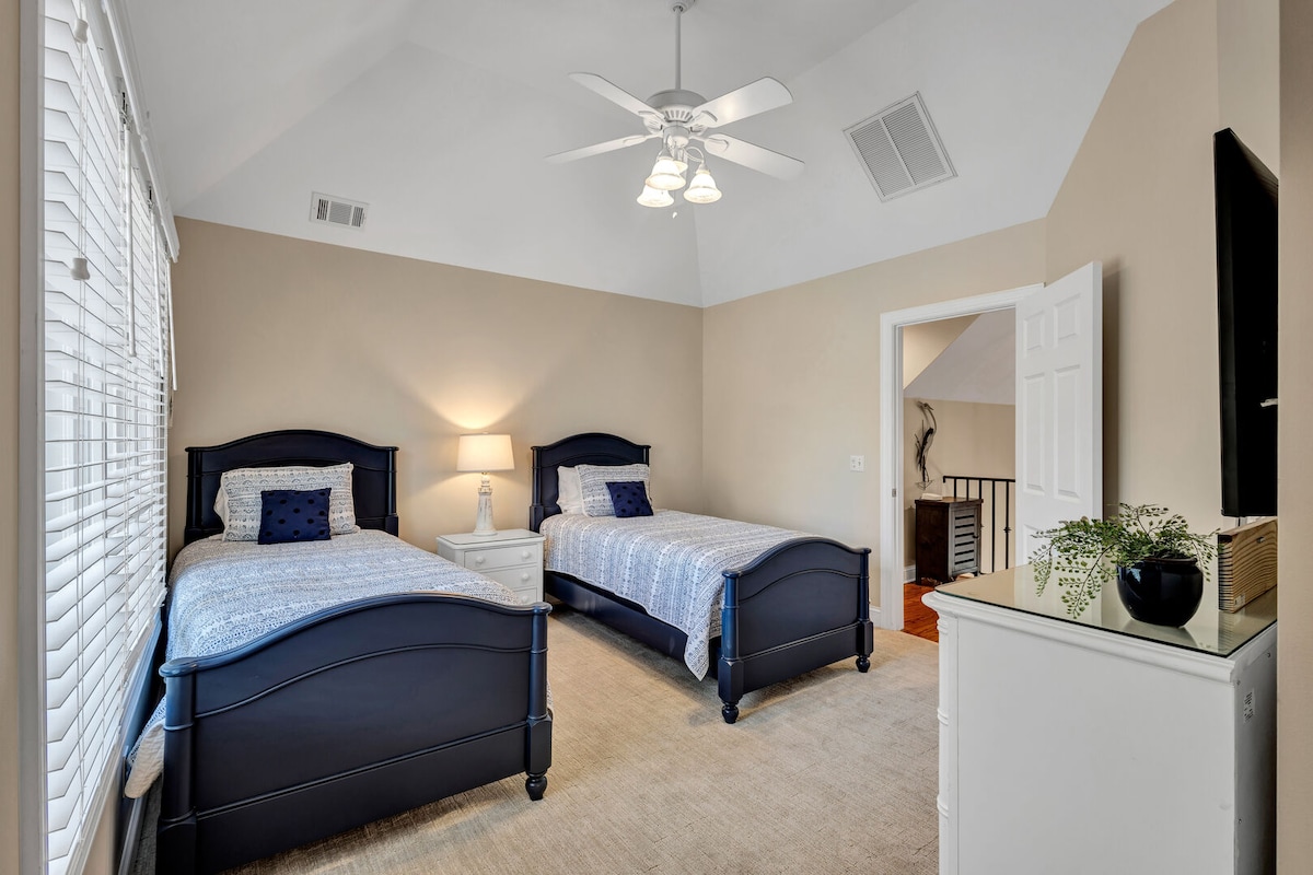 Chumba cha 6 cha kulala: Mapacha 2, runinga, bafu la chumbani lenye beseni la kuogea