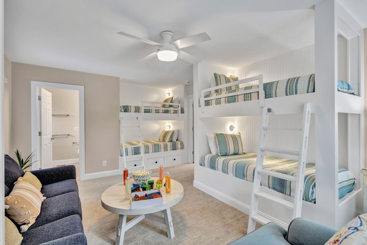 Chumba cha kulala cha 2: Vitanda 4 vya Ujenzi Mahususi vilivyowekwa kama Bunks, Queen-size Sleeper-sofa, TV, bafu la chumbani lenye beseni/bafu