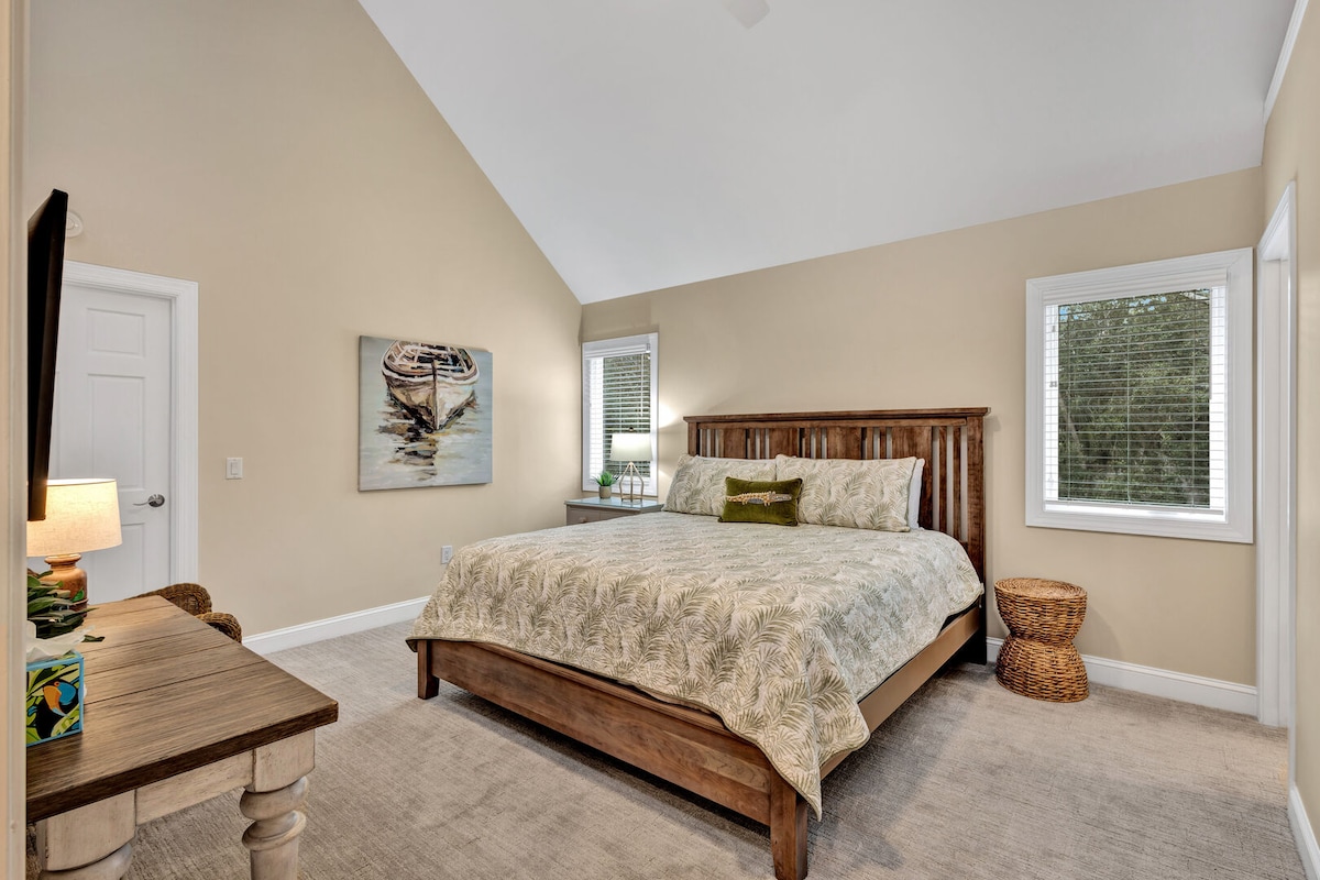 Chumba cha 4 cha kulala: Kitanda aina ya King, runinga, sehemu ya kukaa, dari zilizo na bafu, bafu la chumbani lenye beseni la kuogea