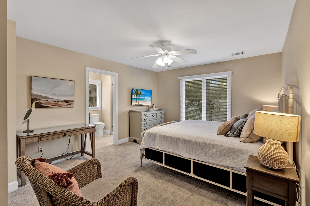 Chumba cha 3 cha kulala: Kitanda aina ya King, runinga, eneo la kuketi, dari zilizo na bafu, bafu la chumbani lenye bafu la kuingia