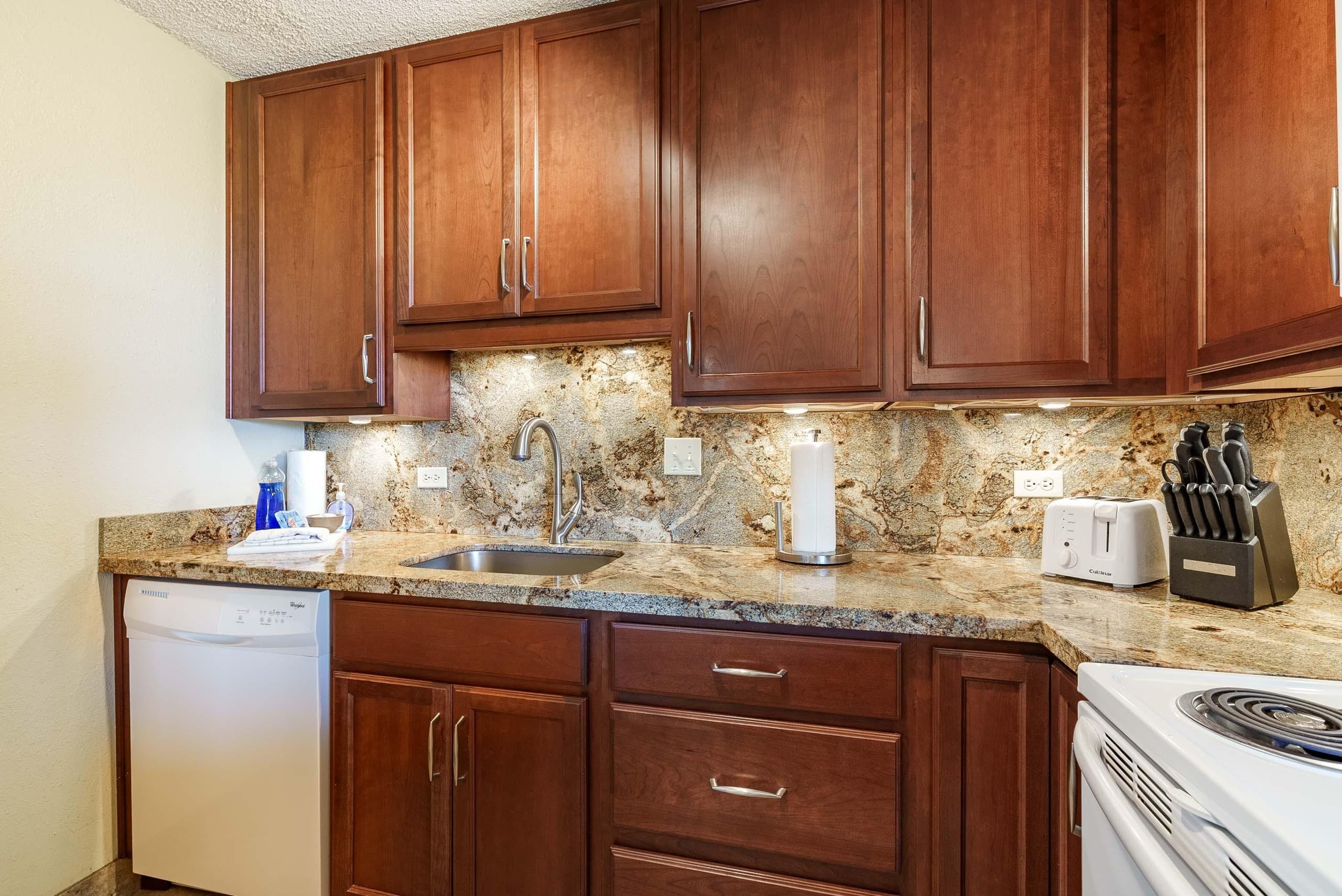 Condo in Lahaina · ★4.88 · 2 bedrooms · 3 beds · 2 private baths - Image 3