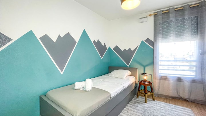 Táto izba s jednou posteľou ponúka pohodlný a funkčný priestor, ktorý je ideálny na relaxačnú noc alebo krátky pobyt.

Táto izba so samostatným lôžkom ponúka pohodlný a funkčný priestor, ktorý je ideálny na pokojnú noc alebo krátky pobyt.