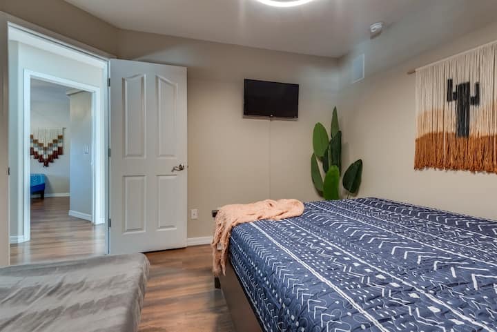 Pohodlná spálňa s manželskou posteľou a inteligentnou televíziou, ktorá poskytuje pokojné útočisko až pre 2 osoby, aby si užili skvelý nočný spánok.