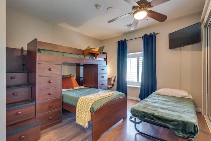 Pohodlné vybavenie poschodovej postele s hornou a dolnou samostatnou posteľou a ďalšou posteľou, ktorú je možné vytiahnuť pre extra priestor na spanie - skvelé pre 3 - 4 hostí.