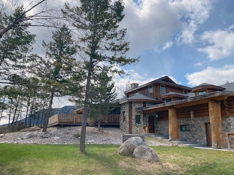 Ryders Lodge, Log Home in Edgewater, BC