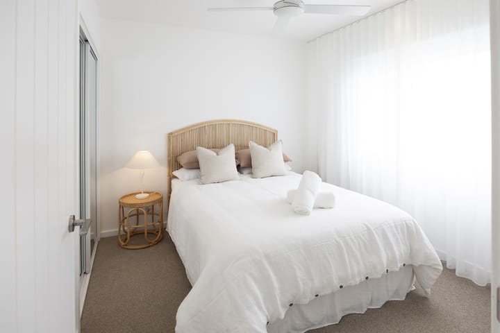 Dormitorio 3 con cama tamaño queen, armario y ventilador de techo.