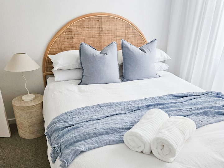 Dormitorio 2 con cama tamaño queen, armario y ventilador de techo.