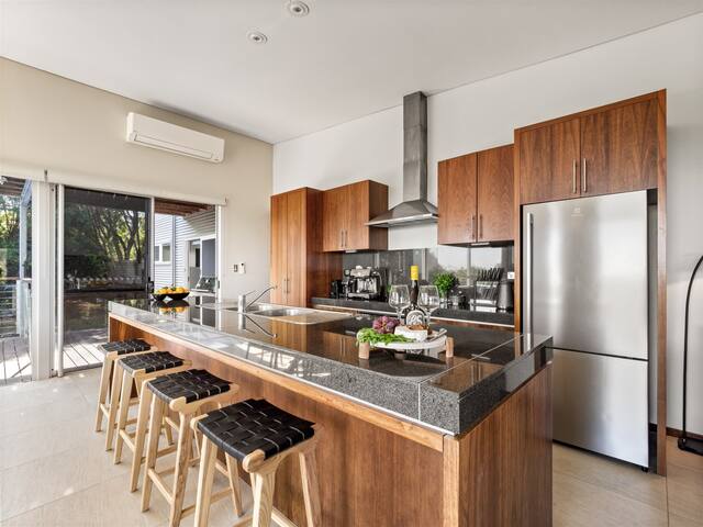 A La Plage | Ocean View Luxury | Family Friendly gallery image 5