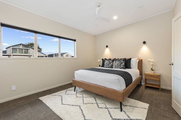 Კეთილმოწყობილი საძინებელი პლუშის თეთრეულით