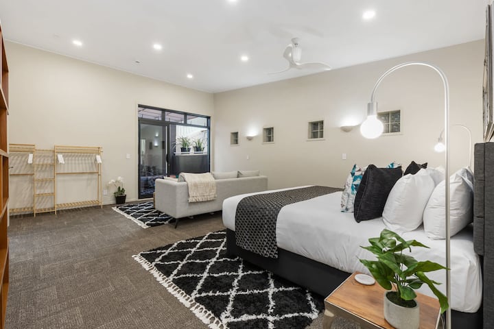 Კეთილმოწყობილი საძინებელი პლუშის თეთრეულით