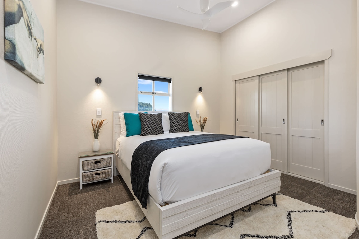 غرفة نوم مفروشة مع أسرّة فاخرة