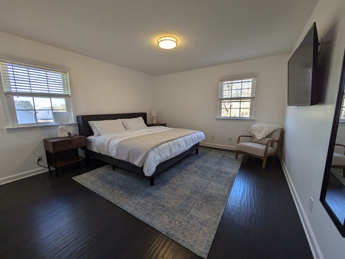 تحتوي غرفة النوم الأساسية على سرير كينج وفراش هجين وبياضات قطنية 100% وطاولات ليلية مع منافذ ومقابس يو إس بي لأجهزتك.
