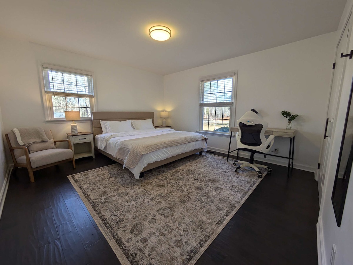 تحتوي غرفة النوم الثانية أيضًا على سرير كبير ومنطقة مكتب.