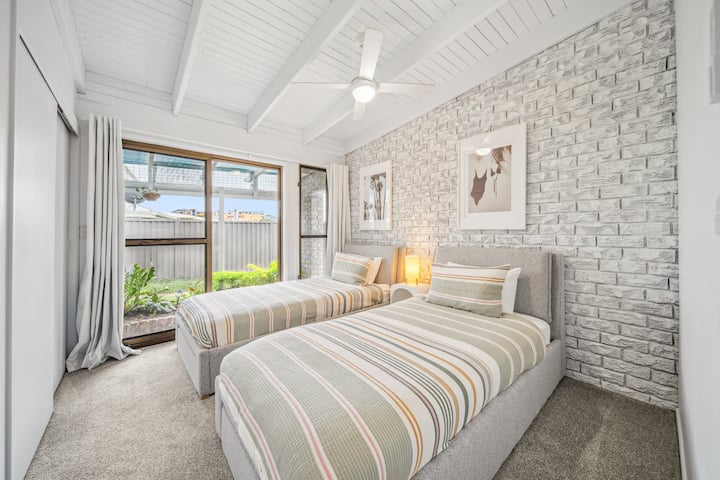 საძინებელი, რომელიც შექმნილია კომფორტისა და დასვენებისთვის.