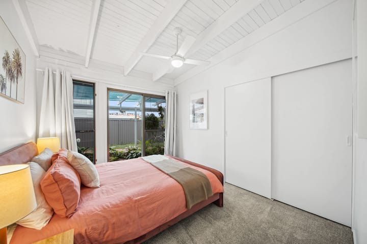 Მეორე საძინებელი კომფორტული საწოლით.