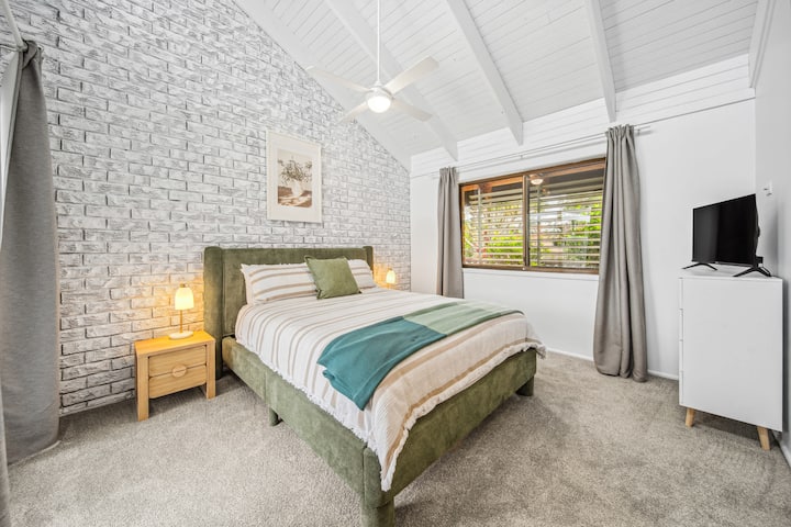 მთავარი საძინებელი, რომელიც მშვიდ, პირად განმარტოებაზეა განკუთვნილი.