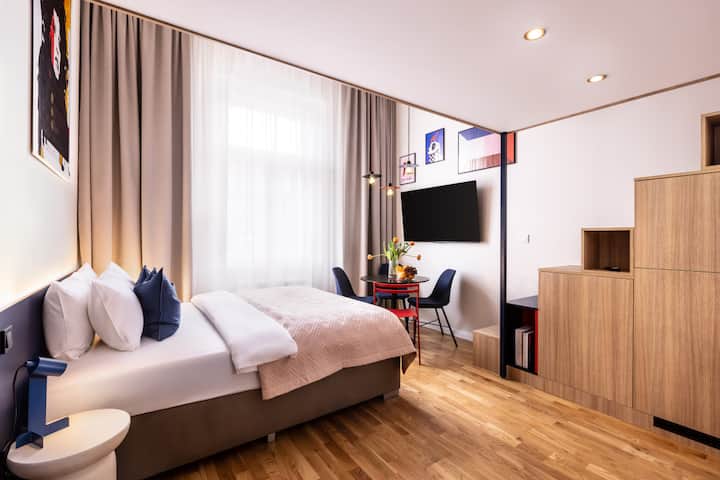 เตียงควีนไซส์ในชั้นล่างและทีวีพร้อมเน็ตฟลิกซ์