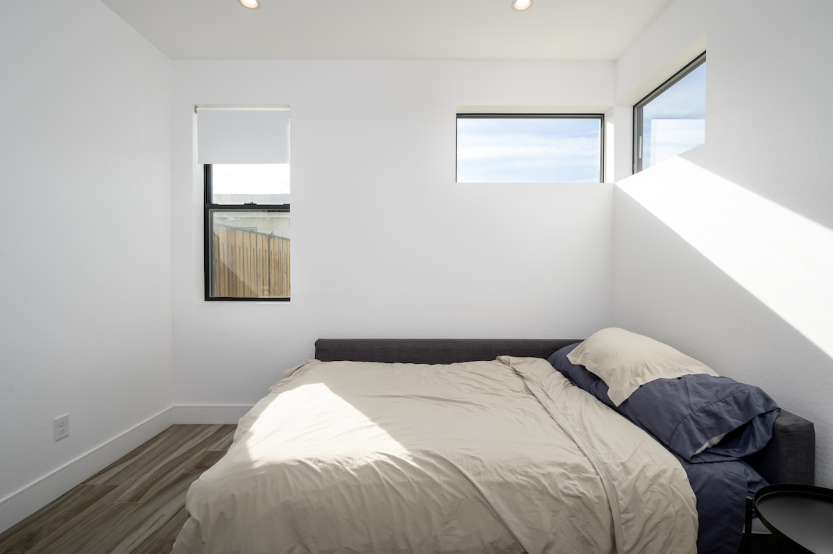 غرفة نوم بسرير مزدوج